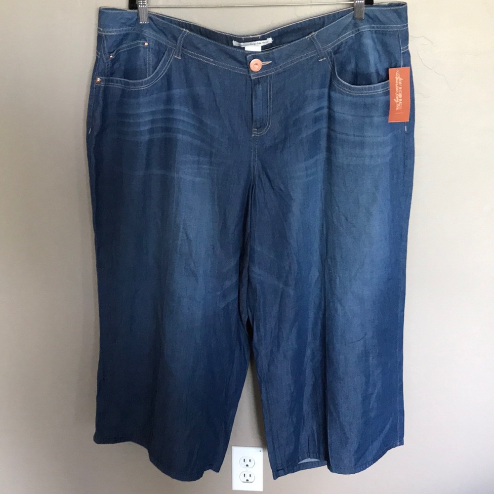 American Rag wide leg cropped pant.